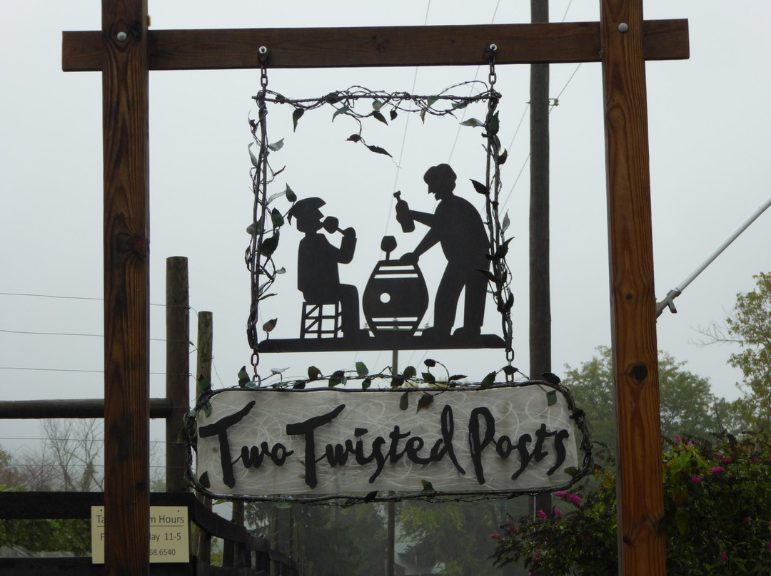 Two Twisted Posts Winery景点图片