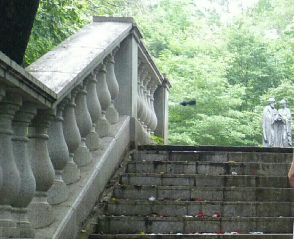 Saint Peter and Fevroniya of Murom Sculpture-海参崴必去景点
