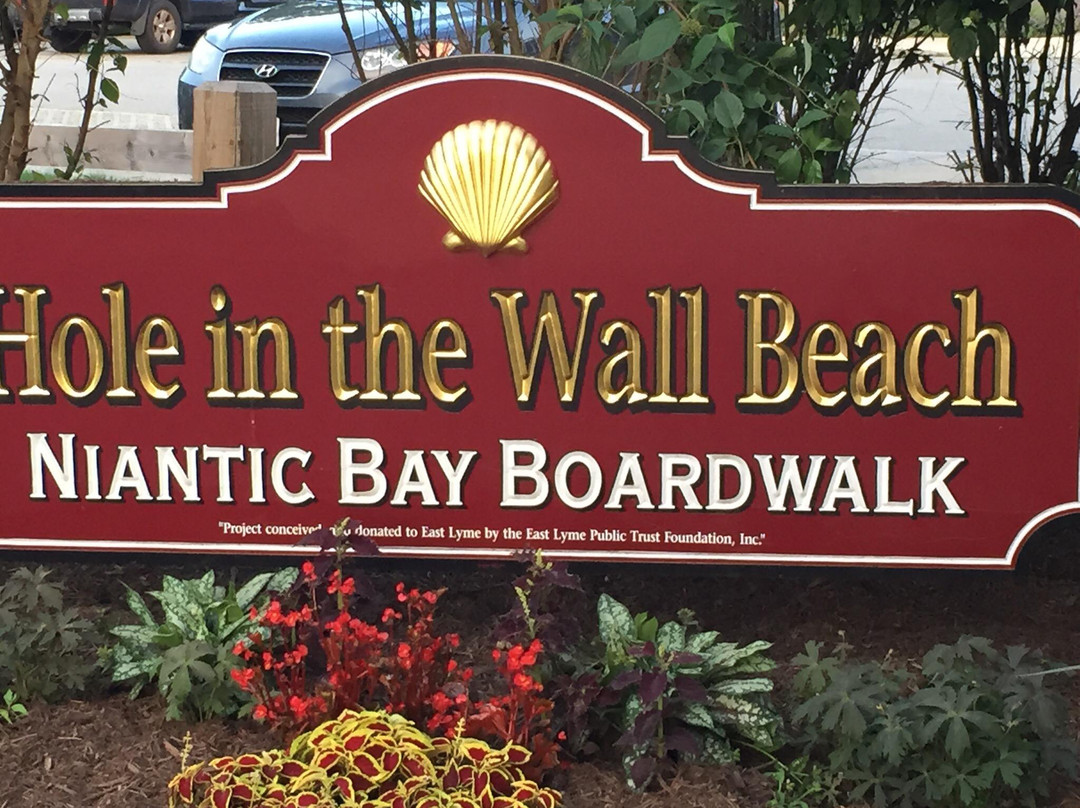 Hole-in-the-Wall Beach-East Lyme必去景点