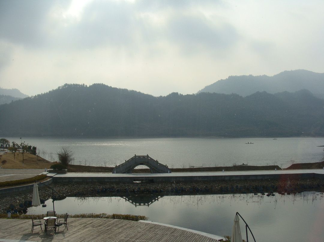 黄山奇墅仙境中坤国际大酒店主图