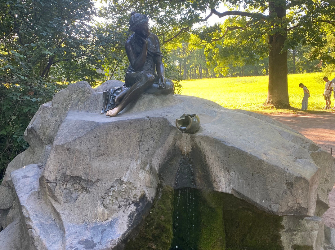 Fountain The Girl with Jar景点图片