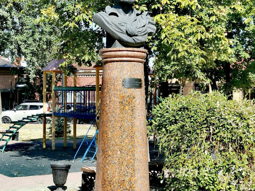 Square  imeni A. S. Pushkina景点图片