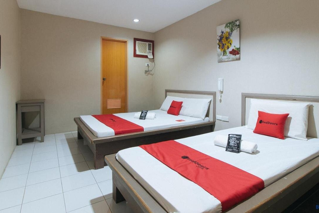 RedDoorz @ Bridgeway Hotel Tuguegarao City