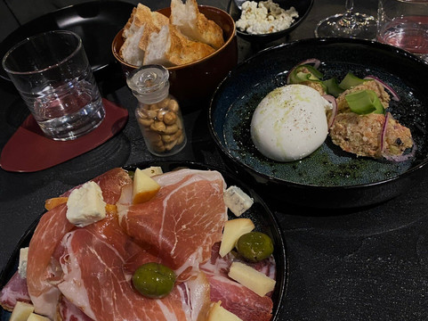 Painted Black The Italian Gastro Club-地拉那必去景点