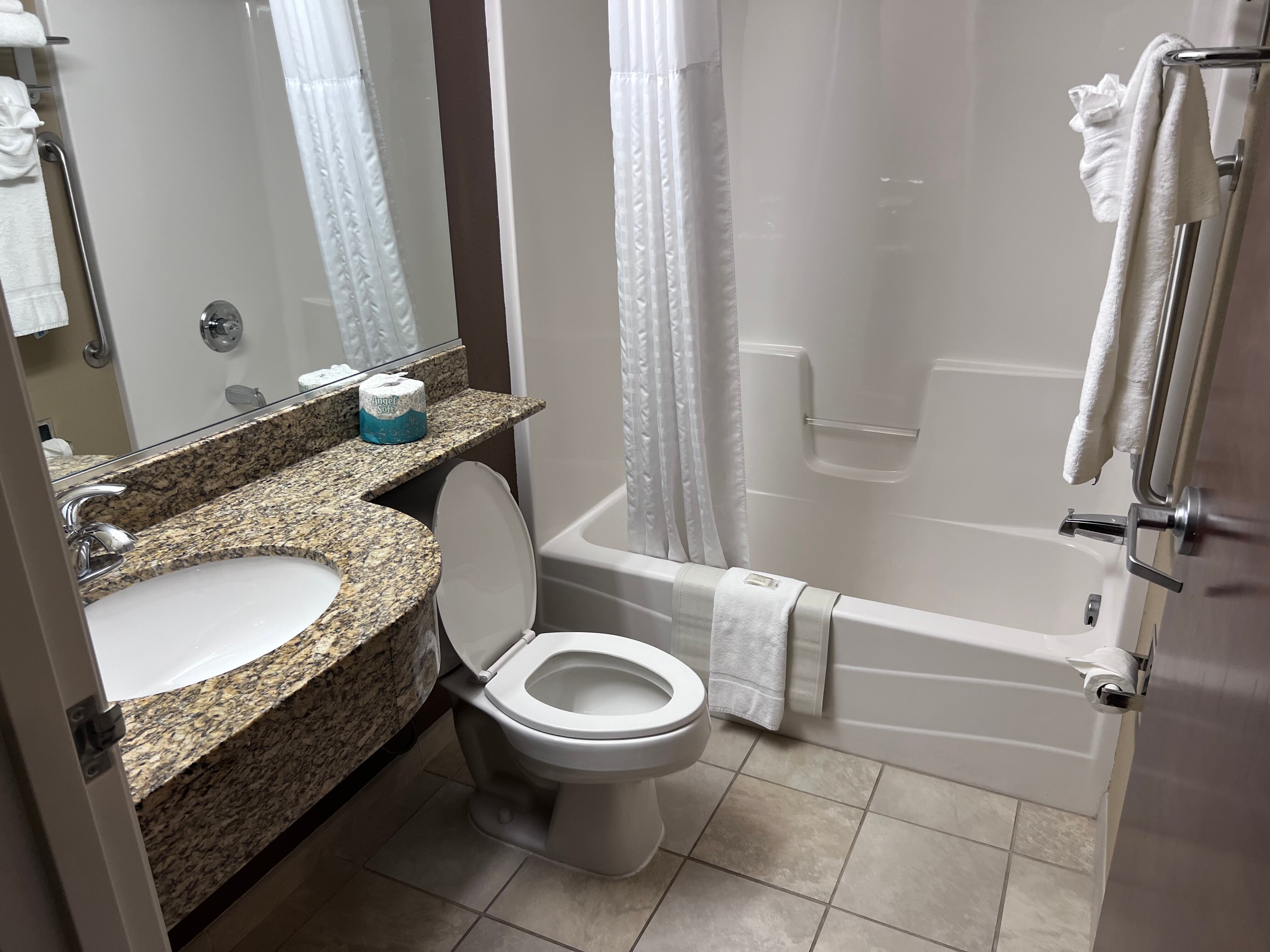 Wingate by Wyndham St. Clairsville / Wheeling-浴室