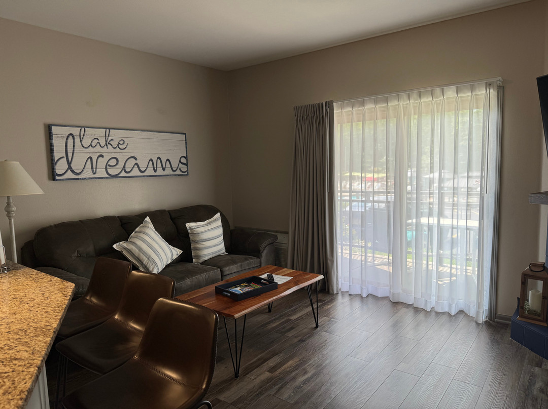 The Cove of Lake Geneva主图