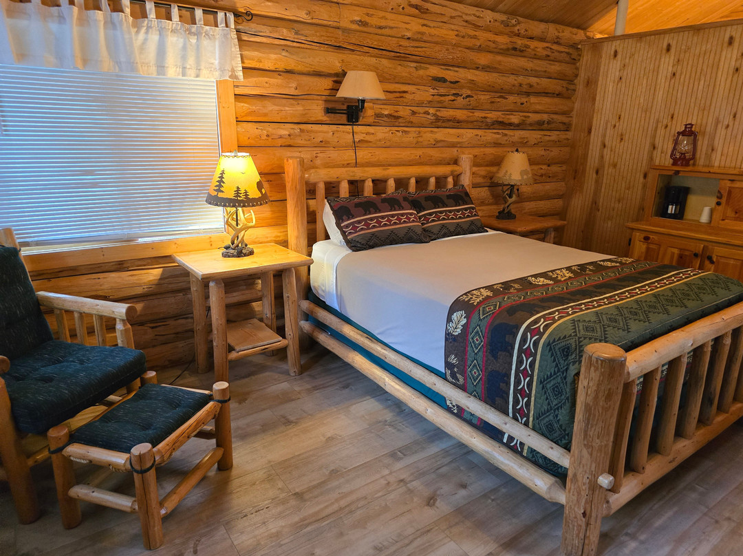 Silverwolf Log Chalet Resort主图