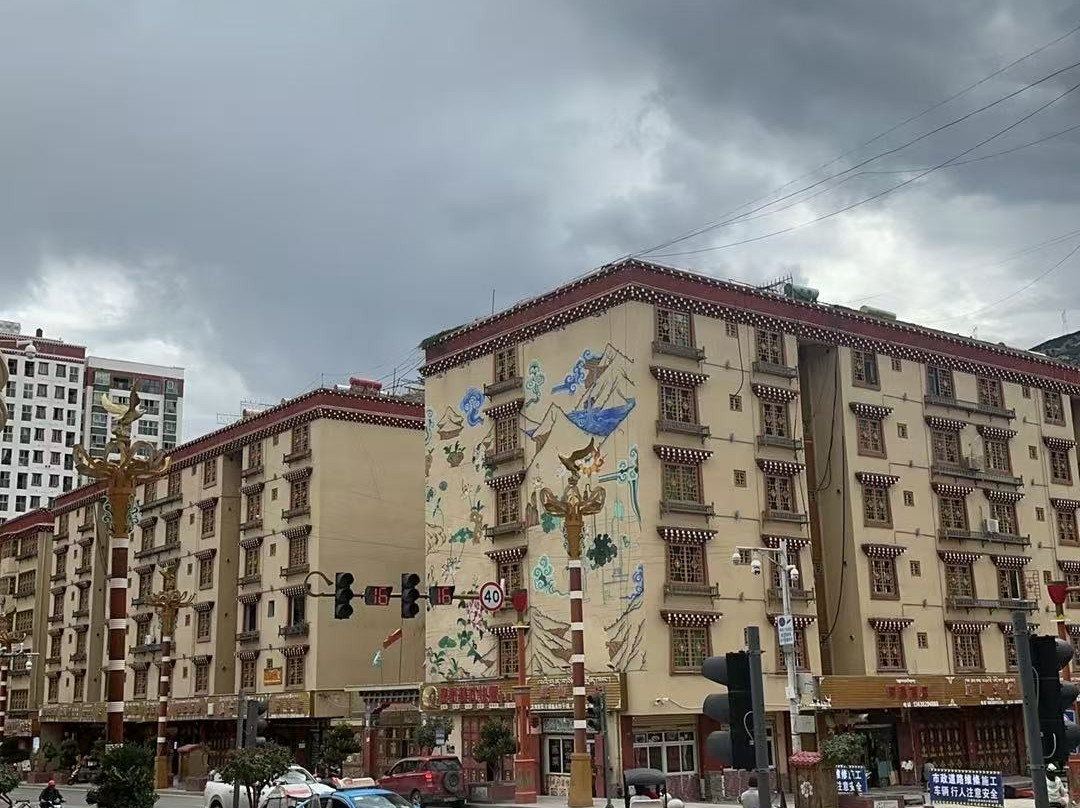 巴塘假日酒店主图