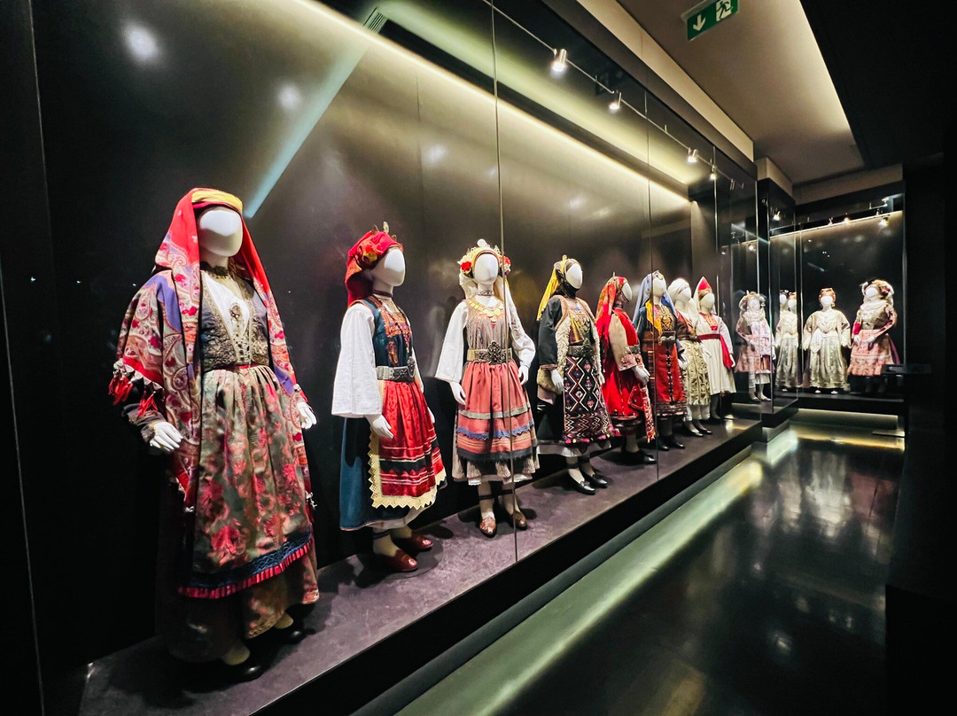 Victoria G. Karelias Collection of Greek Traditional Costumes-卡拉马塔必去景点