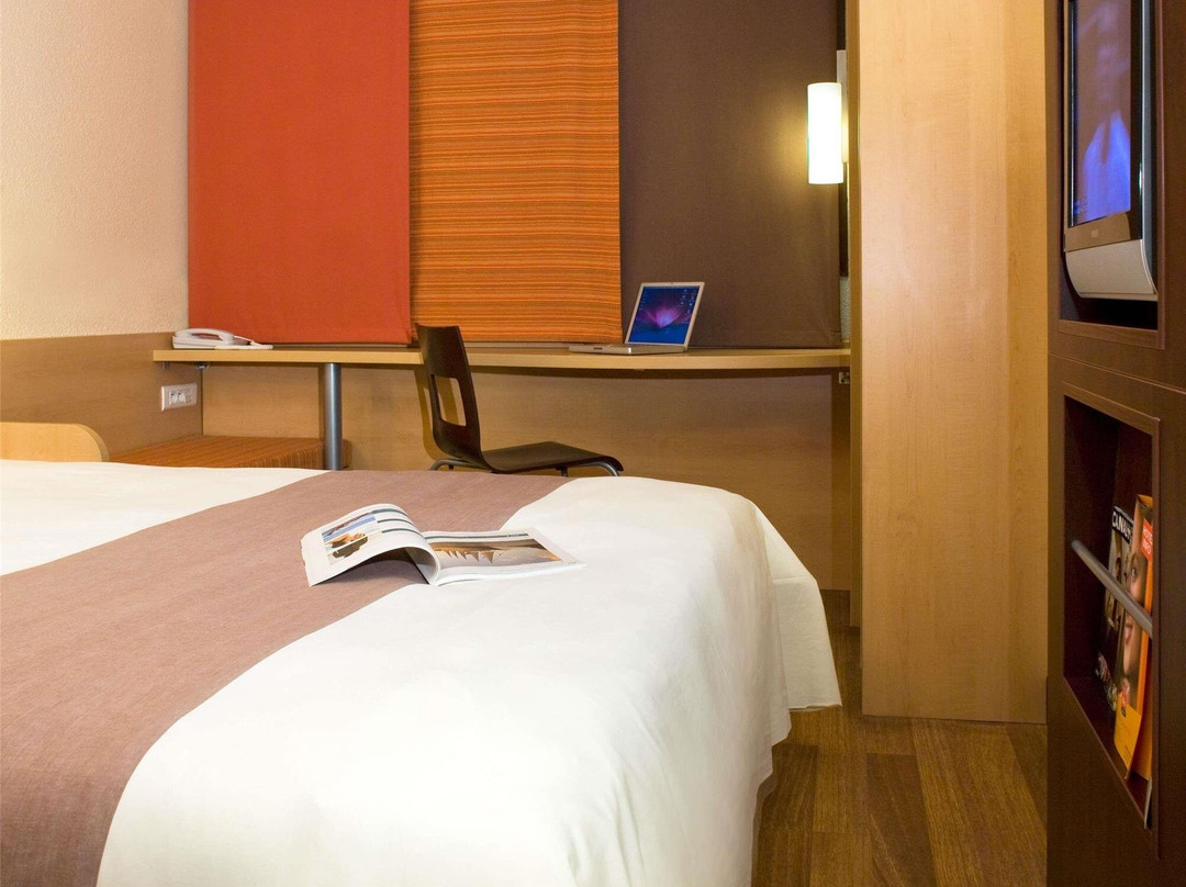 宜必思卡莱尔酒店主图