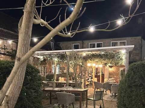 梅休因阿姆斯宾馆主图