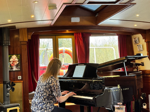 The Piano Boat-乌克斯桥必去景点
