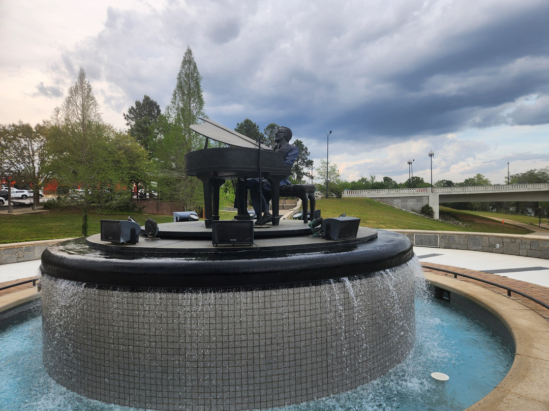 阿尔巴尼希尔顿花园酒店主图