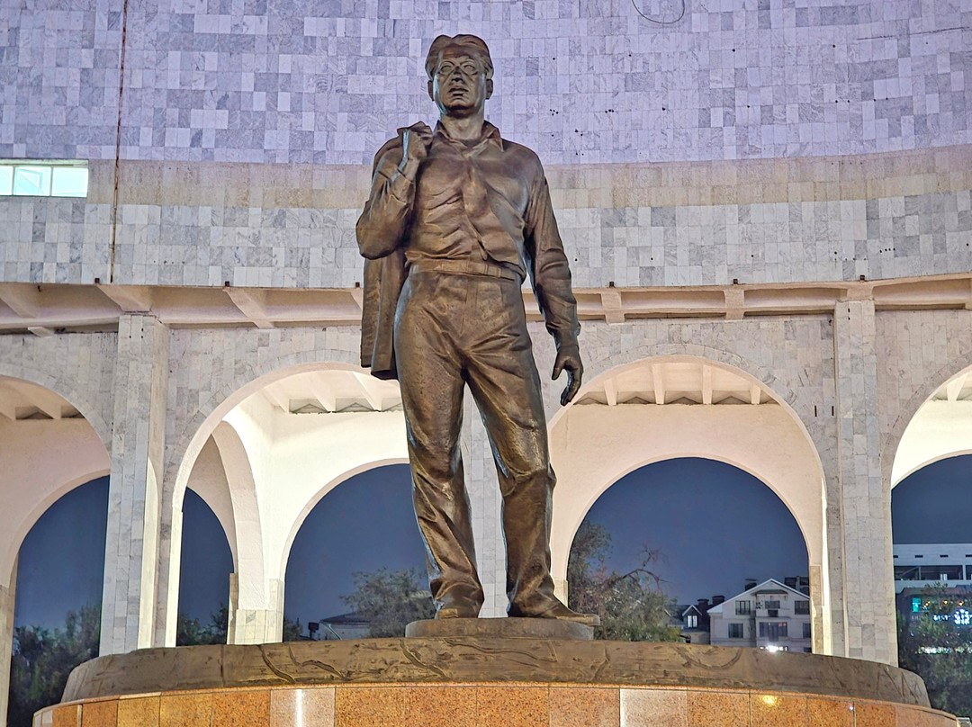 Monument to Chingiz Aitmatov-比斯凯克必去景点