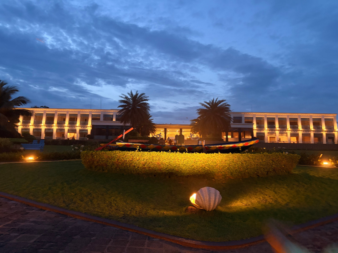 Mayfair Palm Beach Resort主图