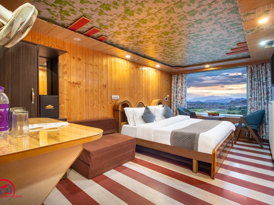 Hotel Glacier Heights主图