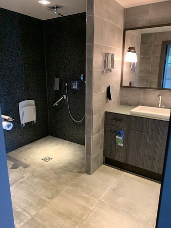 吕贝克丽笙公园酒店-浴室