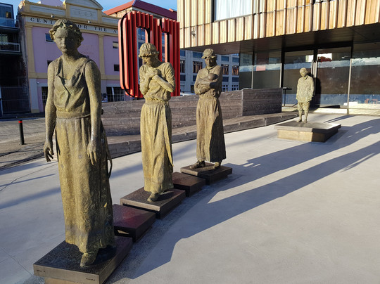 Footsteps Sculpture-霍巴特必去景点