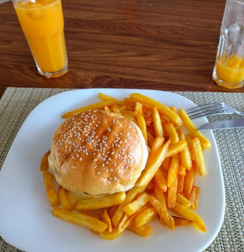 宜必思特雷西纳酒店主图