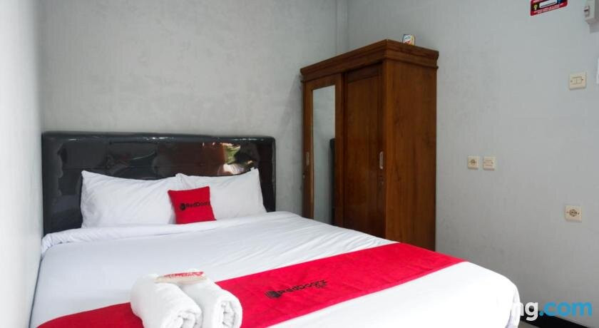 RedDoorz Syariah Near Rumah Sakit Bhina Bhakti Husada