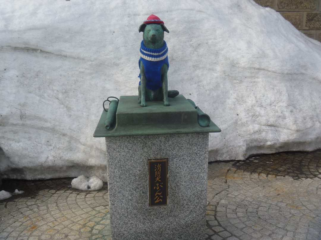 Firefighter Dog Bunko Statue-小樽市必去景点