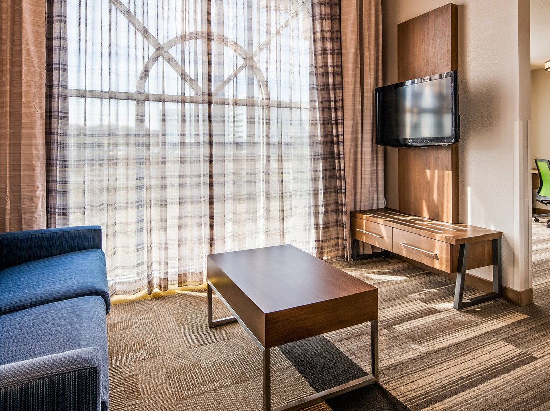 Holiday Inn Express & Suites Detroit - Farmington Hills By IHG主图