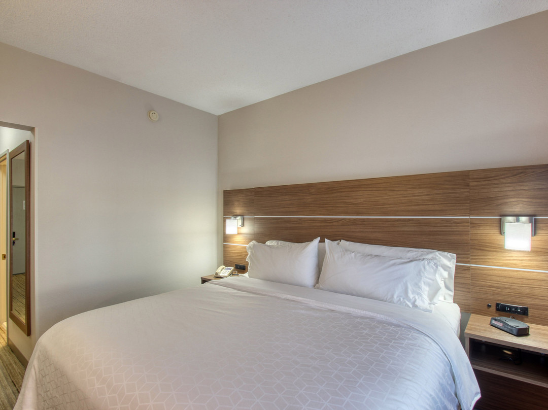 Holiday Inn Express & Suites Oshkosh-sr 41 By IHG主图