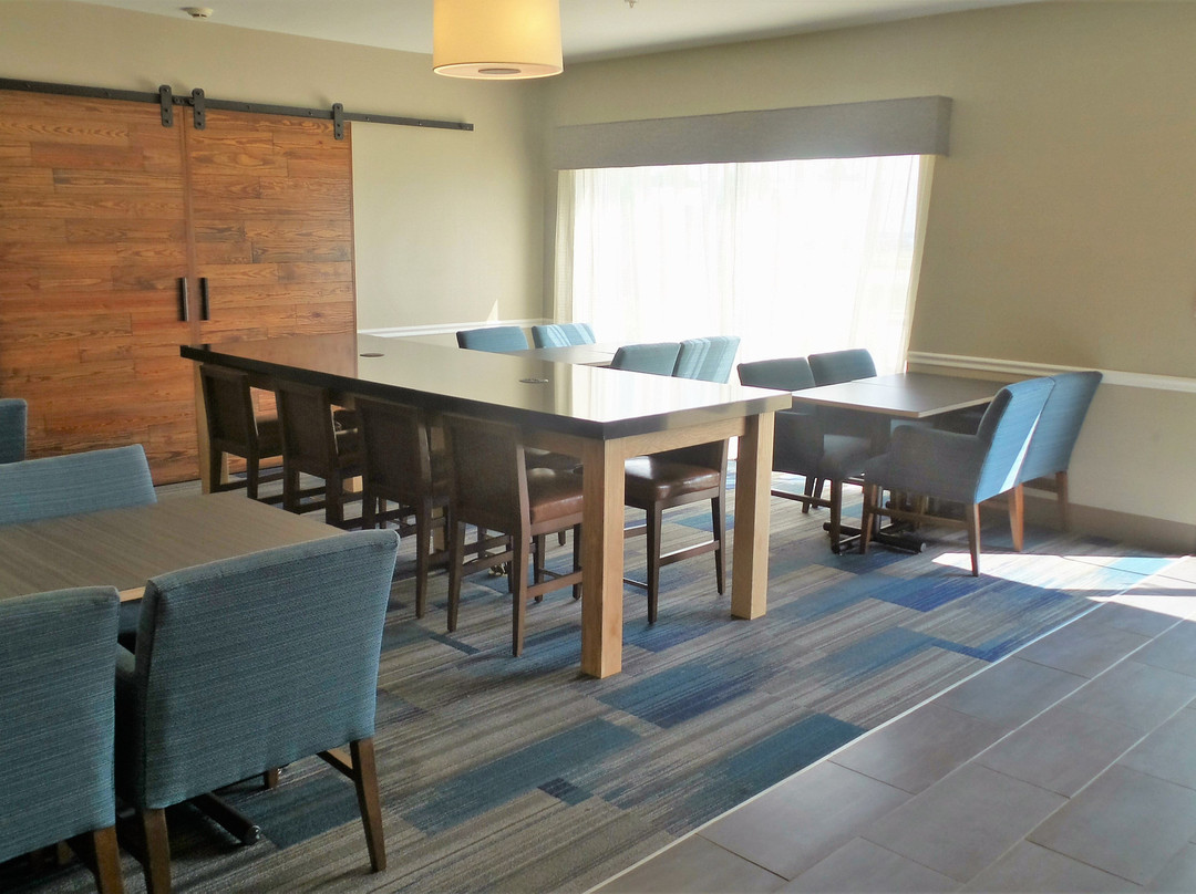 曼西快捷假日套房酒店主图