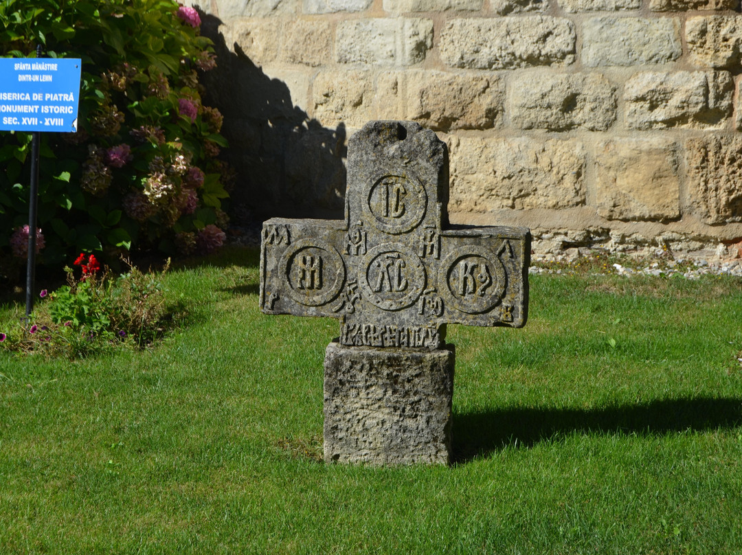 Dintr-un Lemn Monastery-勒姆尼库沃尔恰必去景点