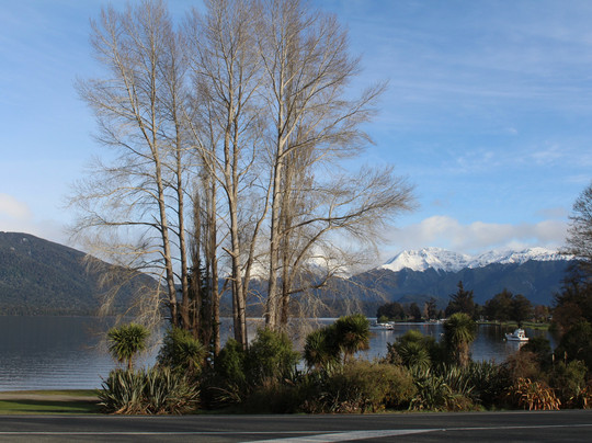 蒂阿瑙湖景假日公园主图