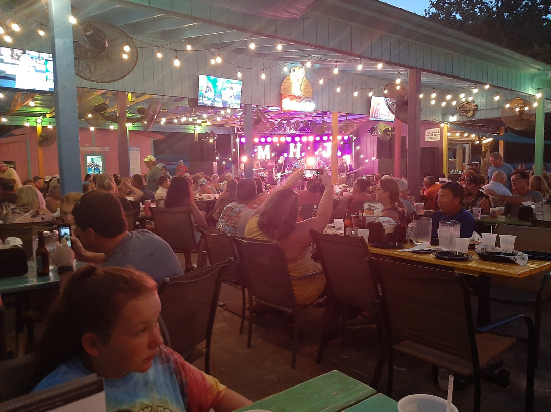 Franky & Louie's Beach Front Bar & Grill景点图片