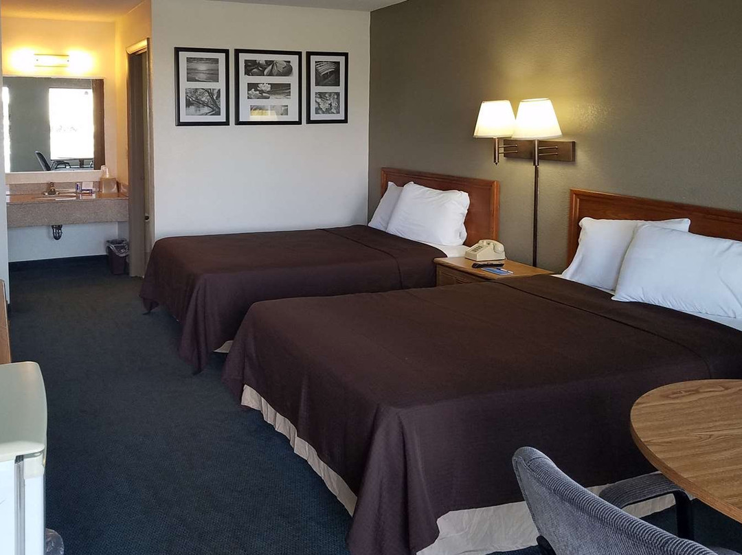 Travelers Inn & Suites主图