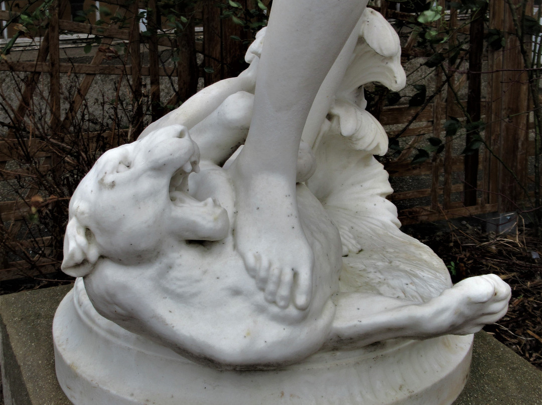 Femme nue debout son bras gauche levé-Stains必去景点