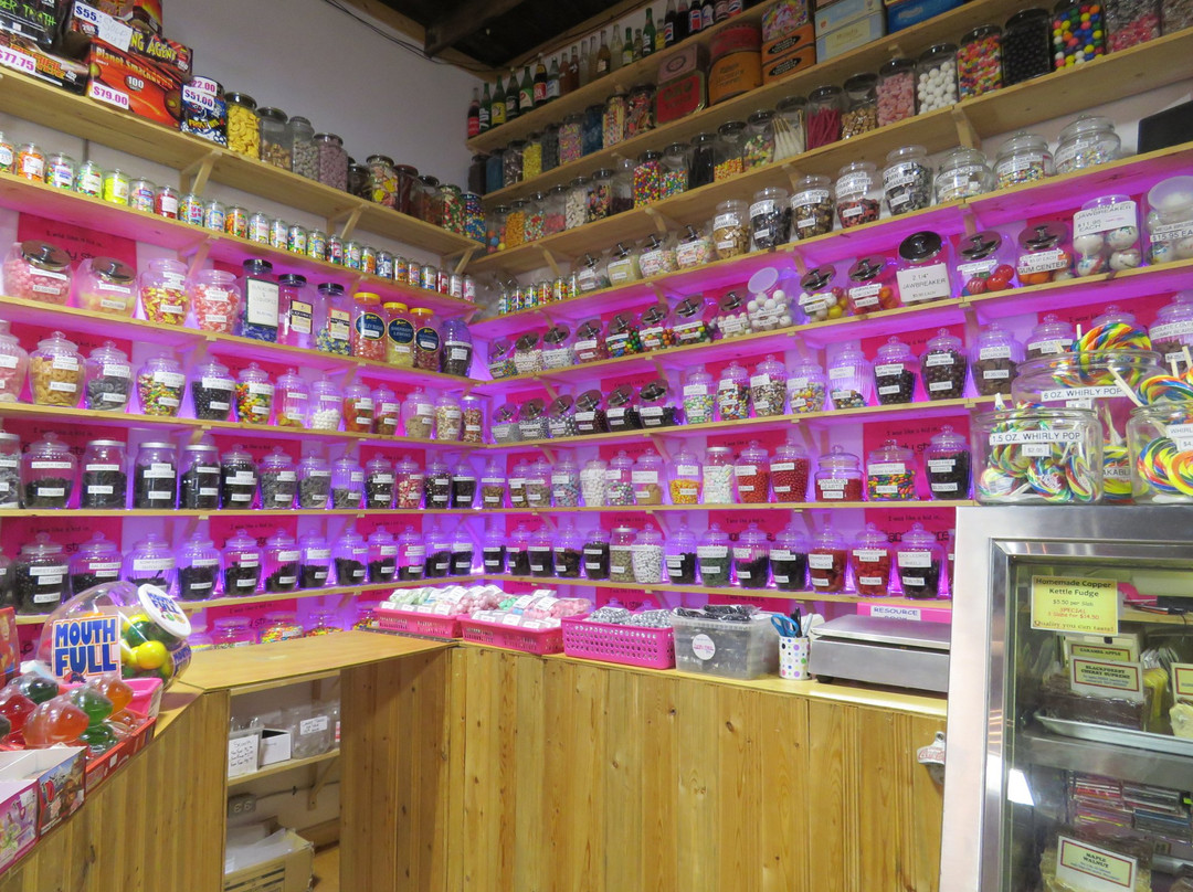 瓦尔肯旅游景点-The Candy Store in Nanton
