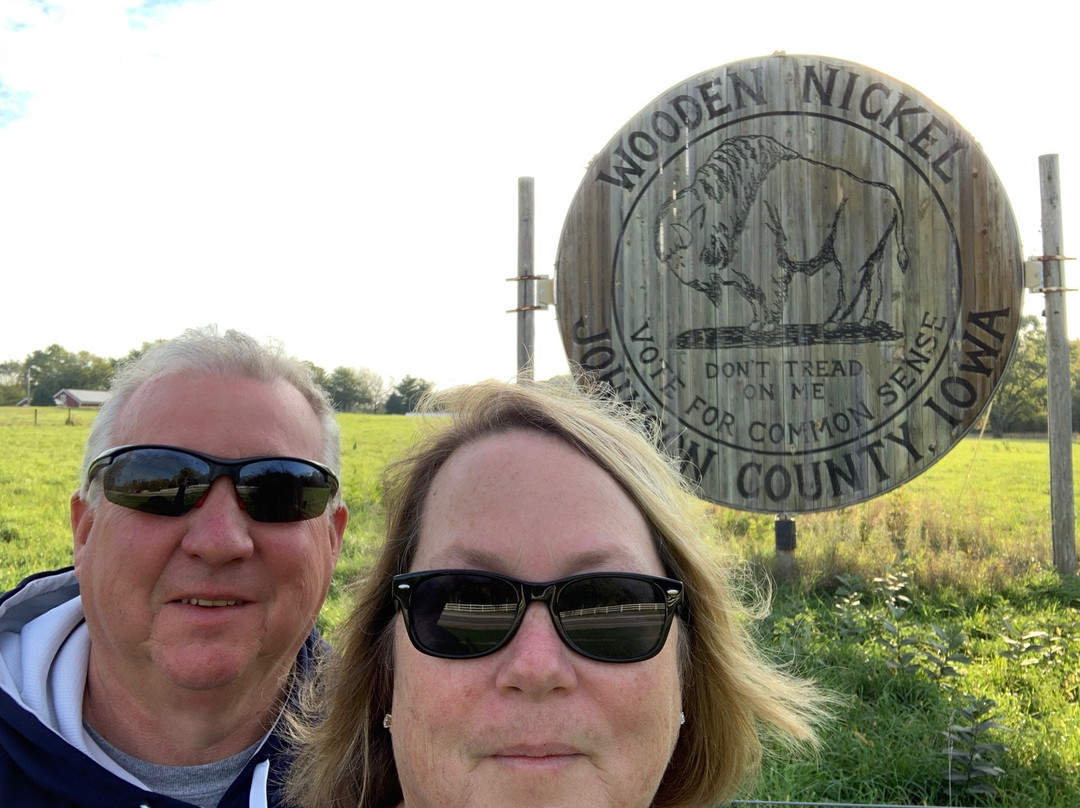 World's Largest Wooden Nickel-爱荷华城必去景点