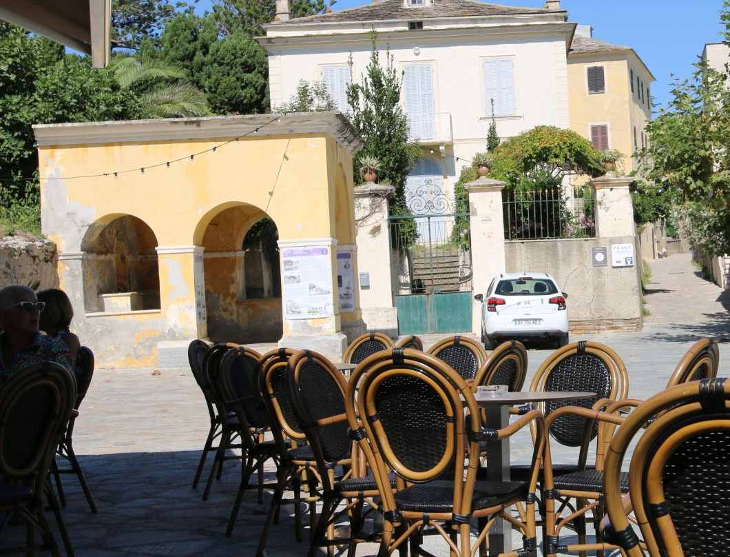 L' église et le château de La Loyére