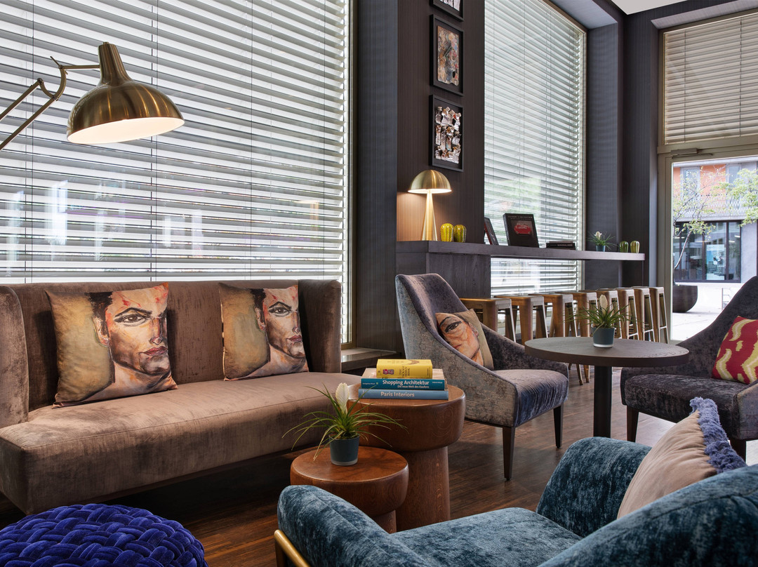 苏黎世大厦万丽酒店主图