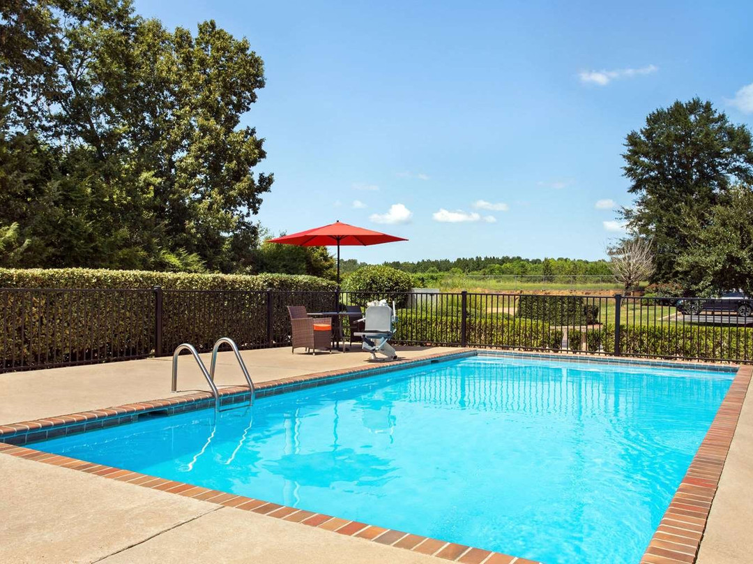 Super 8 by Wyndham Clinton主图