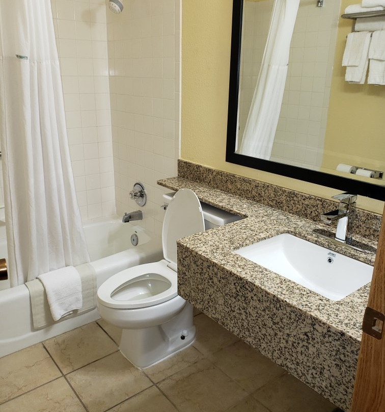 Days Inn and Suites by Wyndham Des Moines Airport主图