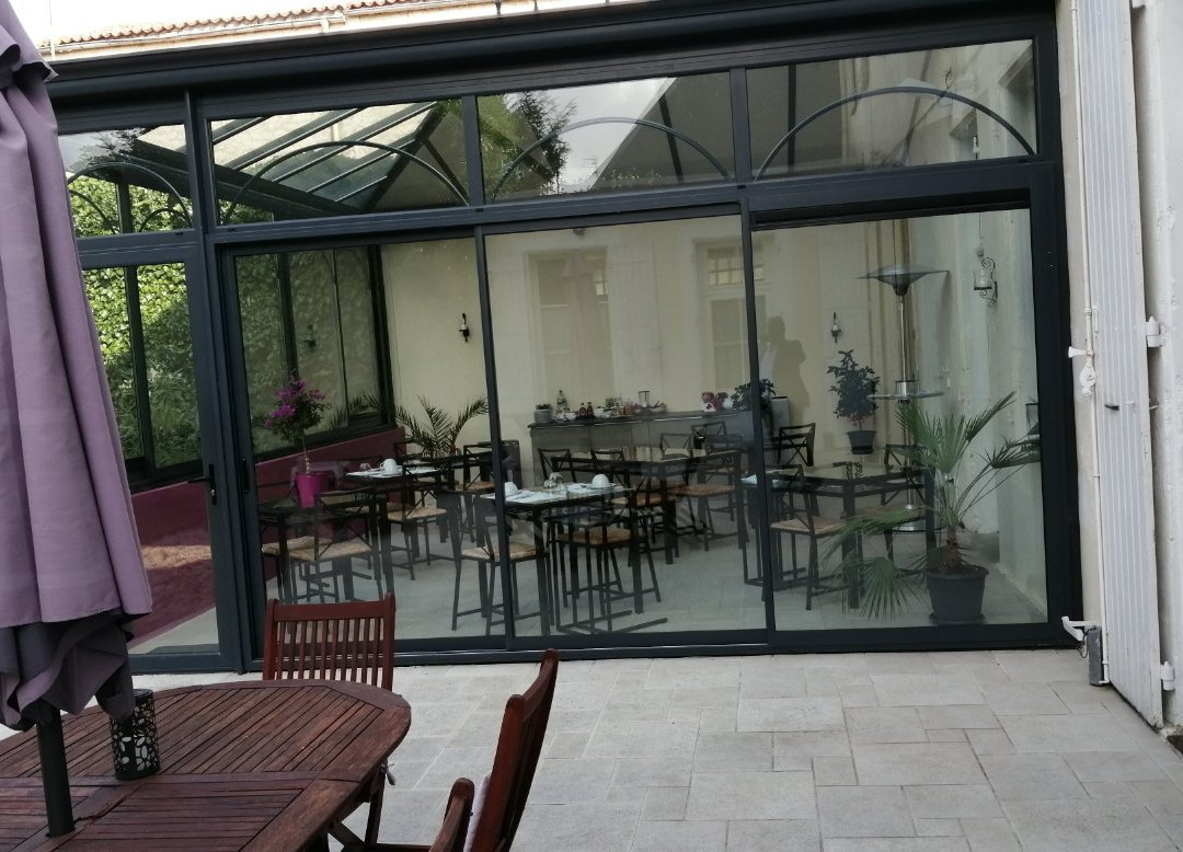 H. De Surgeres主图