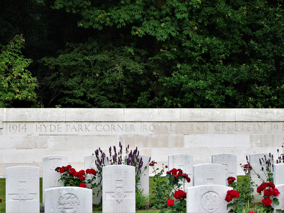 Hyde Park Corner Royal Berks Cemetery景点图片