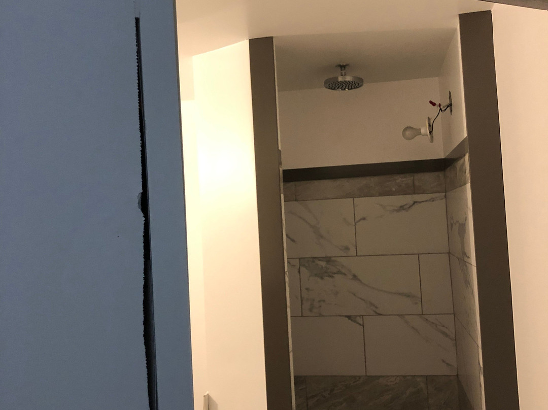 April’s White Raven House主图