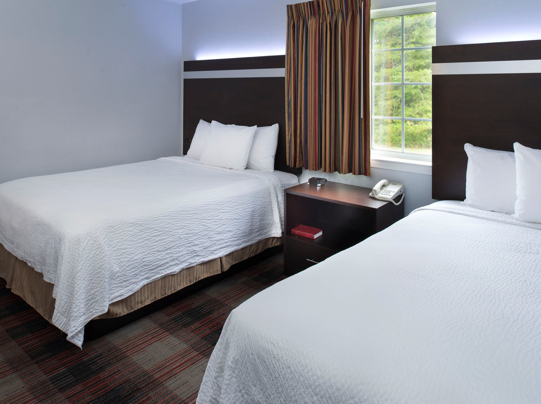 Luxbury Inn & Suites主图