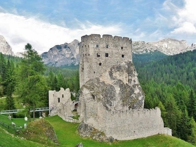 利维纳隆戈德尔科尔迪拉纳旅游景点-Castello di Andraz