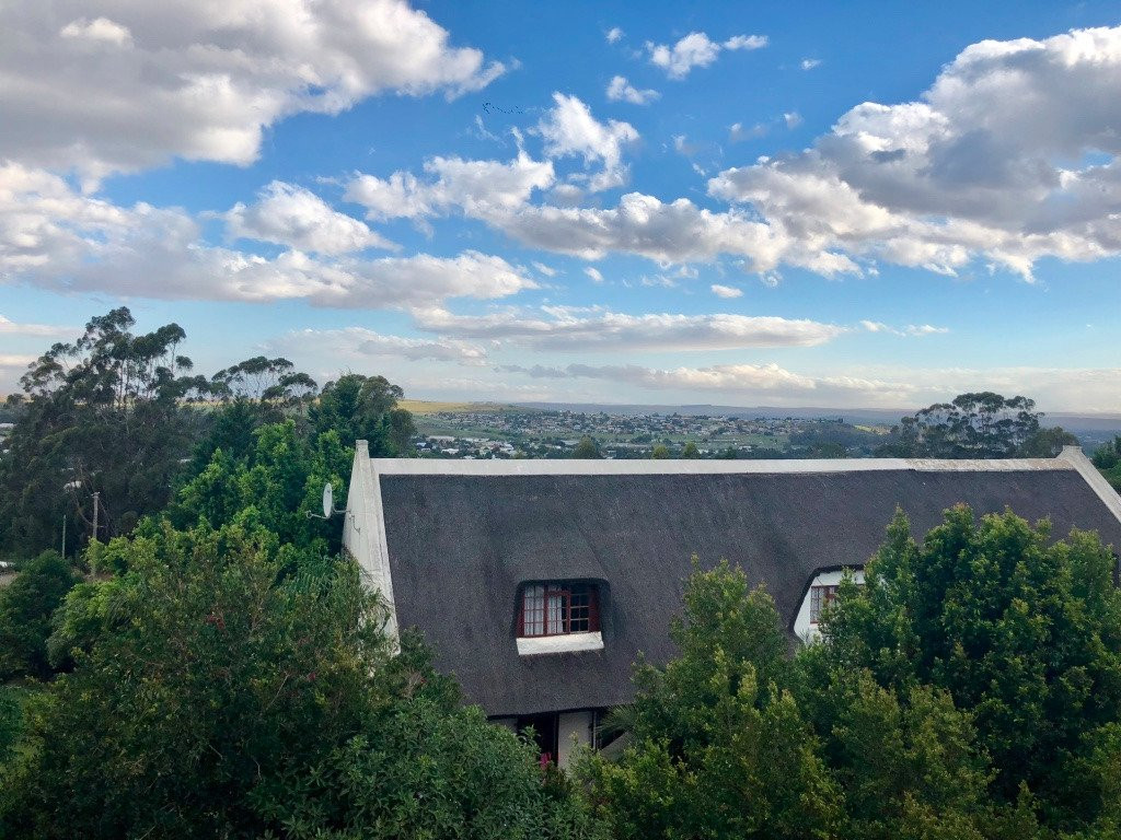 A Hilltop Country Retreat主图