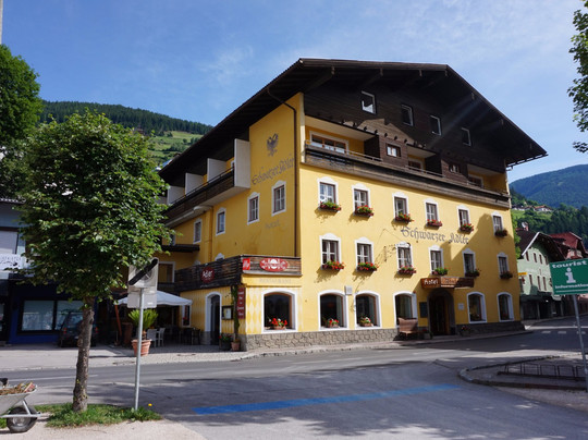 Ausservillgraten酒店住宿-Schwarzer Adler