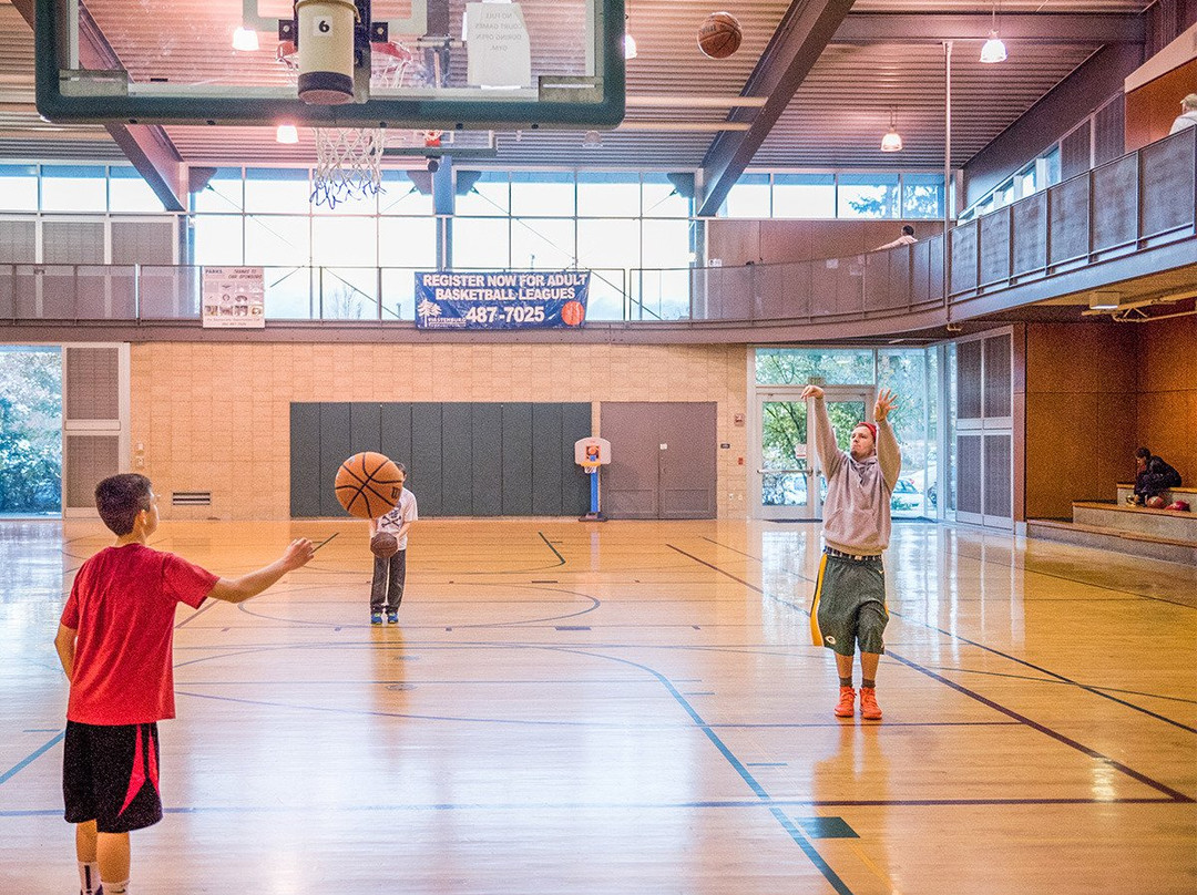 Firstenburg Community Center-温哥华必去景点