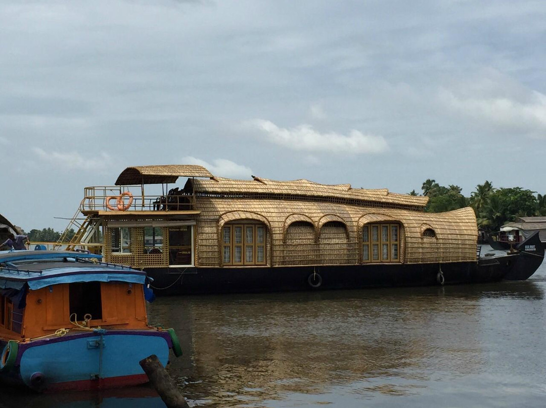 Queen Elizabeth Houseboats景点图片