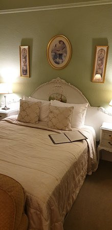 Holywell House主图