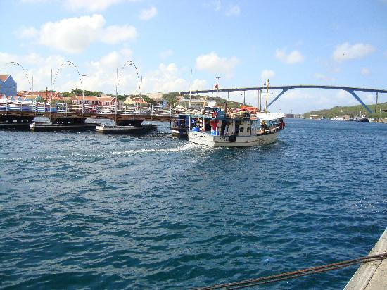 Queen Juliana Bridge-威廉斯塔德必去景点